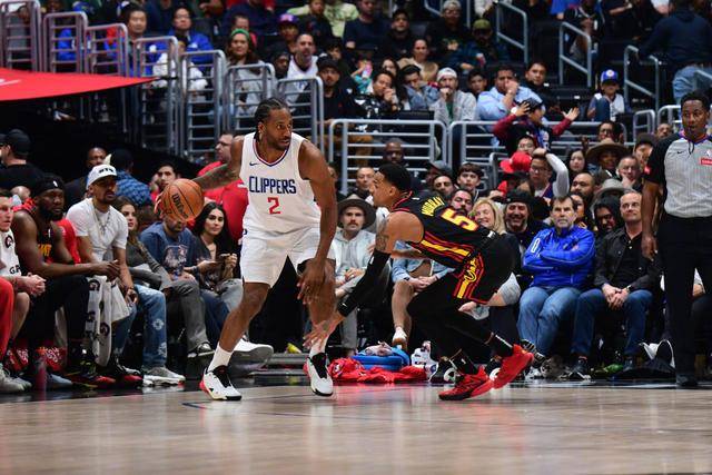 穆雷迎来十二赛季出色发挥，老鹰观众热烈欢呼！观众掌声雷动的简单介绍