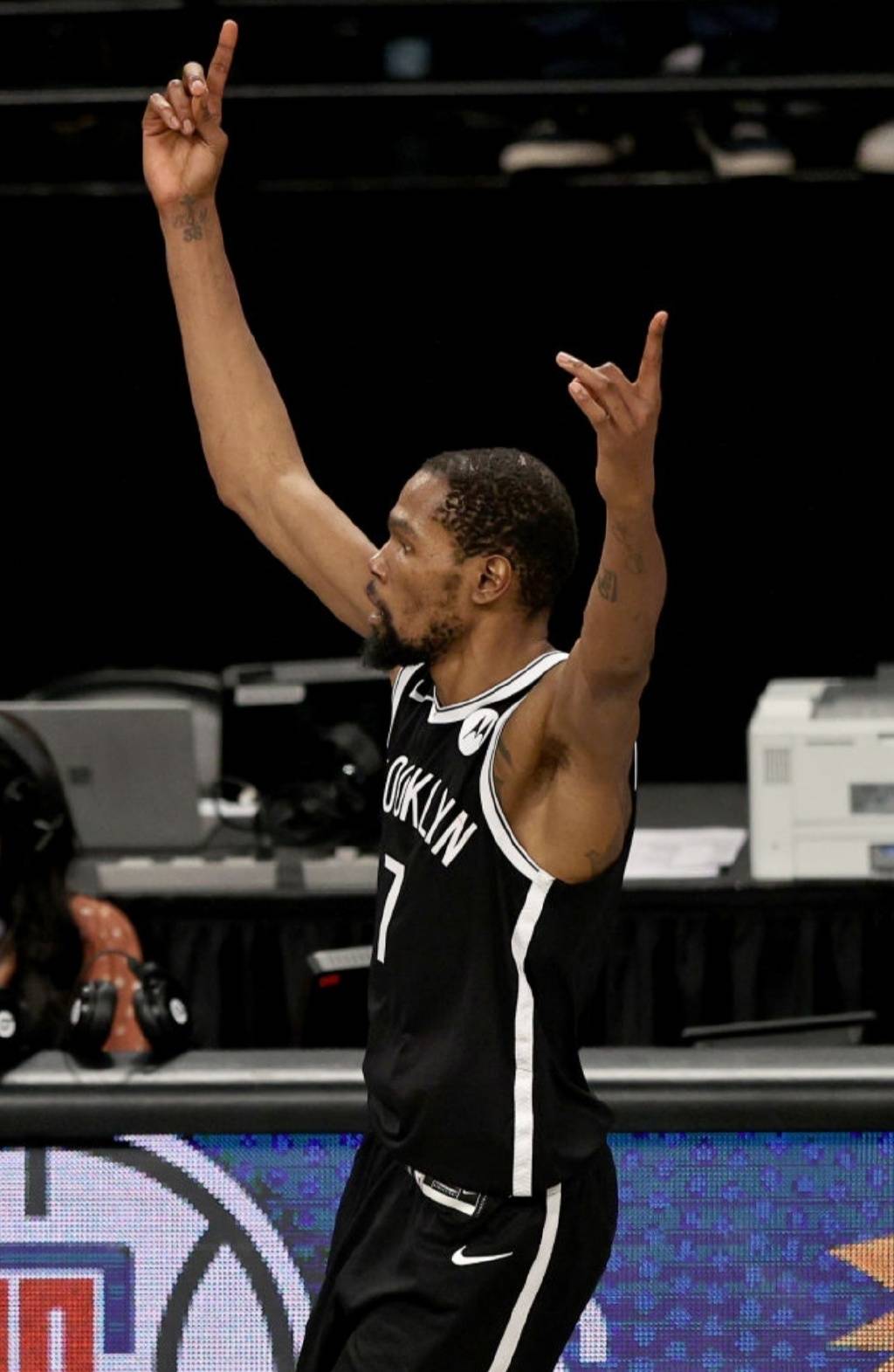 九游游戏-雄鹿球星三分绝杀，全场观众热烈欢呼，完成手机.-九游游戏